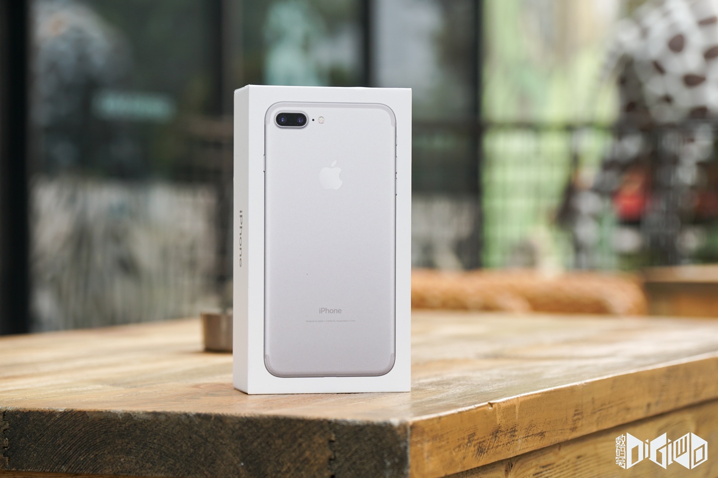 iPhone 7 Plus銀色開(kāi)箱 續(xù)航時(shí)間比iPhone 6s高2小時(shí)