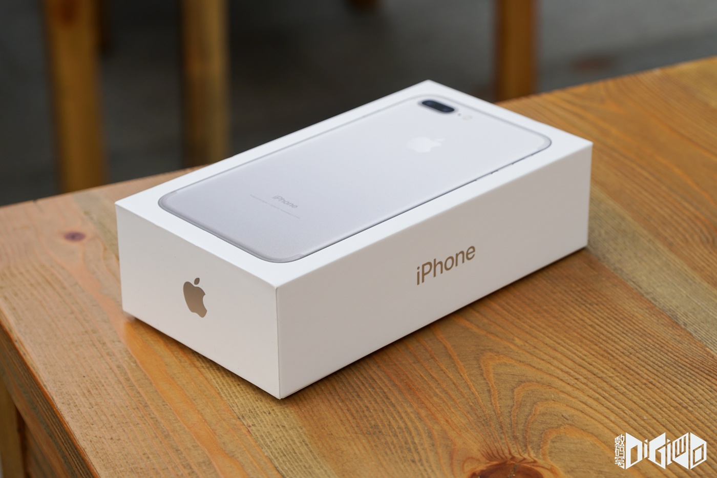 iPhone 7 Plus銀色開(kāi)箱 續(xù)航時(shí)間比iPhone 6s高2小時(shí)