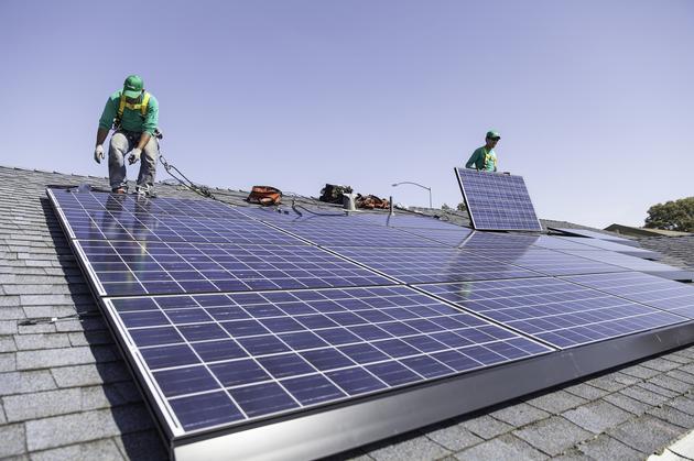 SolarCity員工正在安裝太陽能屋頂