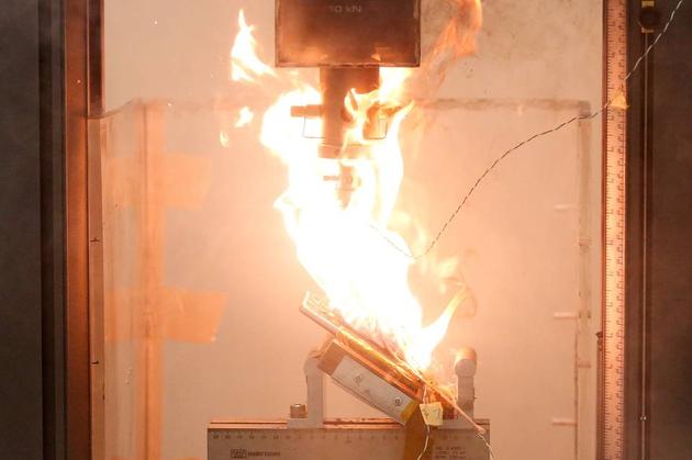在實(shí)驗(yàn)室中測試起火的Note7手機(jī)