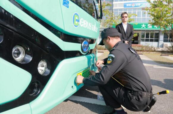 深圳試點(diǎn)新能源車專屬車牌 全國首批號牌“花落”比亞迪