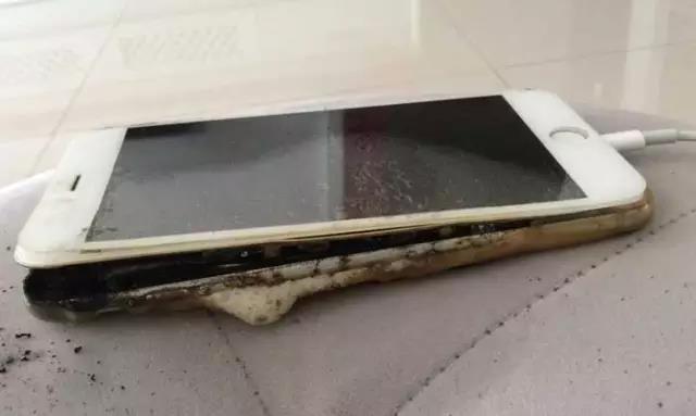iPhone在中國(guó)也炸了 充電時(shí)手機(jī)直接炸開差點(diǎn)著火