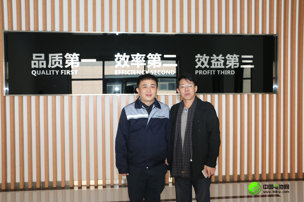 中科華聯董事長郅立鵬（左）接受中國電池網創始人于清教采訪