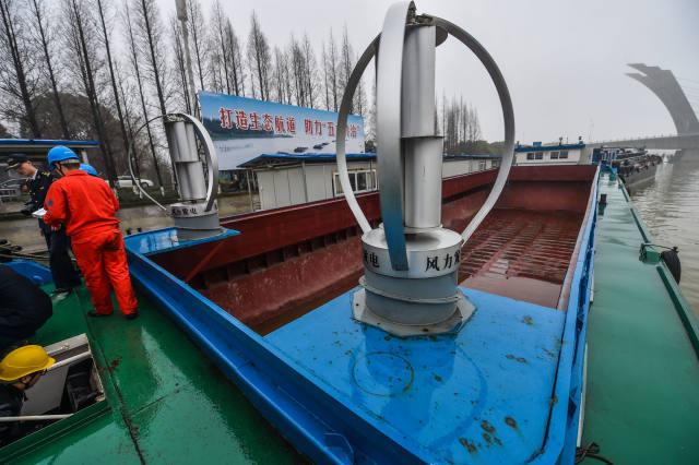 純電動貨運船上裝有風力發電設備和太陽能發電設備，輔助提供船上生活用電（1月18日攝）。