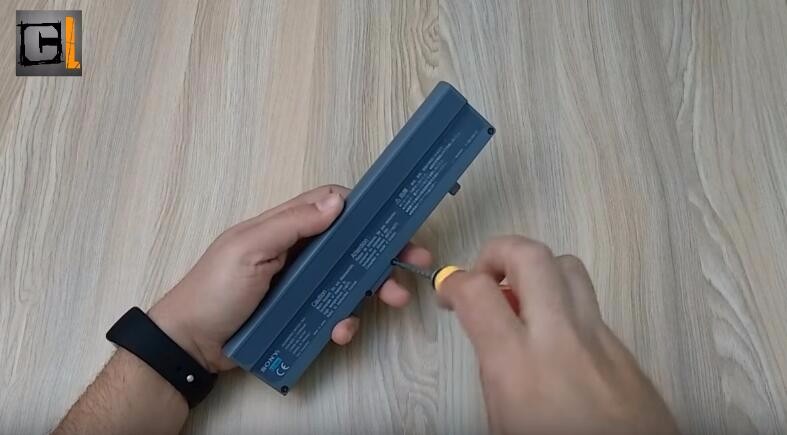 首先，我們需要利用工具將這塊電池上的螺絲擰下來(lái)，并把外殼去掉。