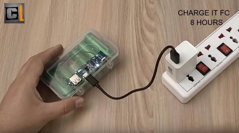隨后，給電源線(xiàn)焊接上一塊充電模板，把它固定在盒子上方之后，連接上電源為其充電。