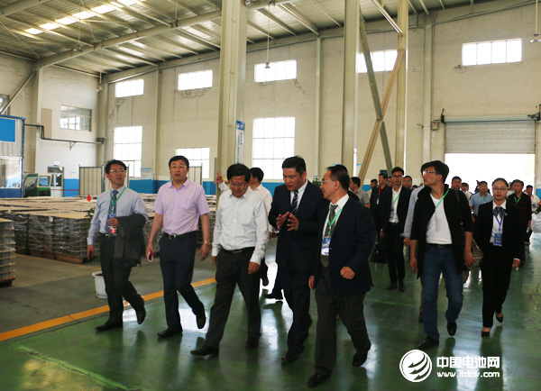 與會代表參觀奧冠集團展廳、車間 與會代表參觀奧冠集團展廳、車間