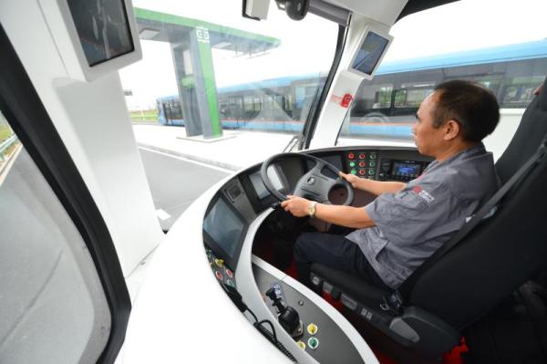 全球首輛智能軌道列車駕駛室