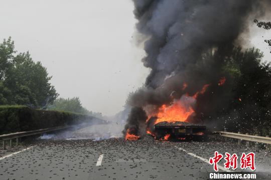 10余米長(zhǎng)的車(chē)斗正猛烈燃燒，火焰夾雜著濃煙將整個(gè)車(chē)廂團(tuán)團(tuán)圍住