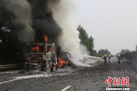 消防官兵緊急撲救。　王基達(dá) 攝