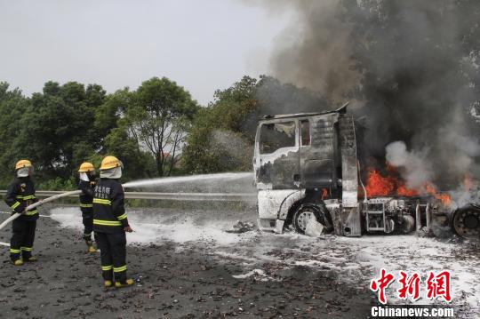 攝消防官兵利用泡沫水槍對(duì)車(chē)頭實(shí)施撲救。　王基達(dá) 攝