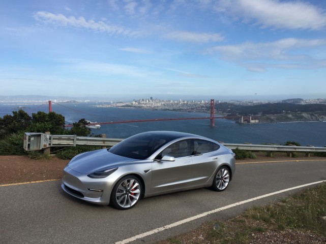 首批Model 3交付在即 能否拯救特斯拉？