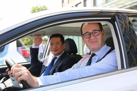 福特汽車副總裁兼亞太區總裁傅禮德（右）和安徽眾泰汽車股份有限公司董事長兼總裁金浙勇（左）