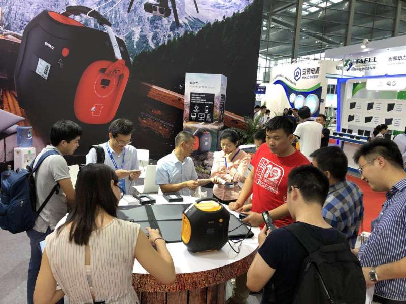 電小二戶外便攜電源躥紅第二屆中國儲能技術與應用展覽會.jpg