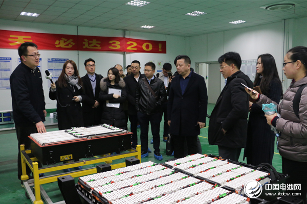 中國鋰電新能源產業鏈調研團一行參觀南京金龍