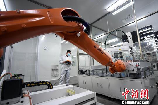 江西首條高容量鋰離子動(dòng)力電池全自動(dòng)化生產(chǎn)線試產(chǎn)
