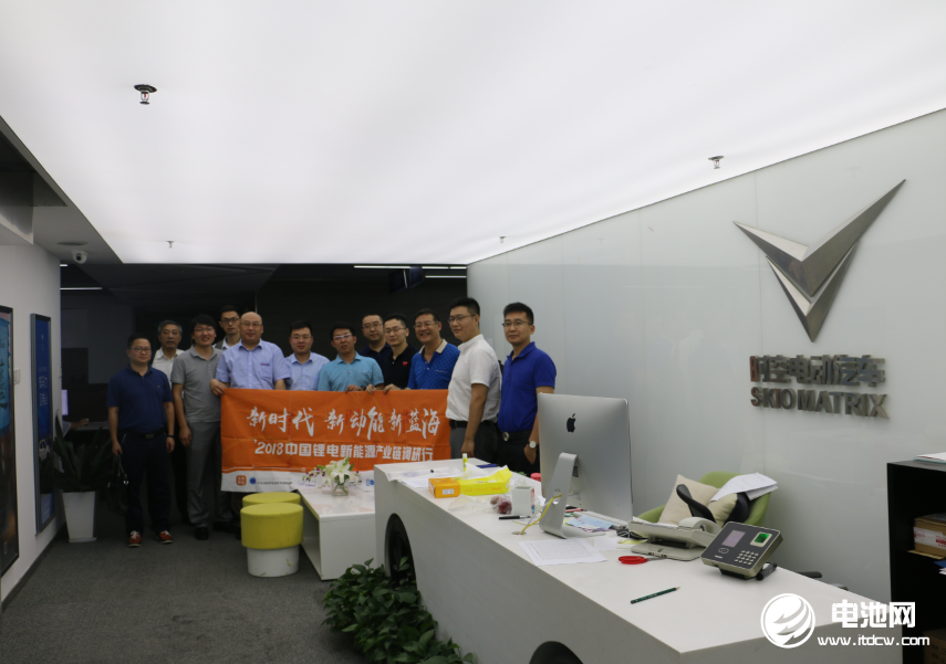 中國鋰電新能源產業(yè)鏈調研團一行參觀杭州新時空電動汽車有限公司