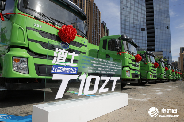 2018年7月，全球首批500輛比亞迪純電動(dòng)智能渣土車在深圳開(kāi)啟規(guī)?；痉哆\(yùn)營(yíng)