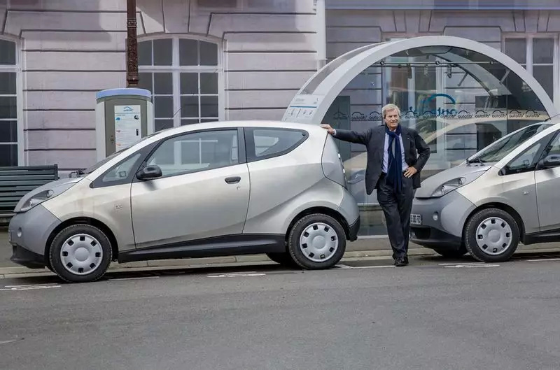 博洛雷集團總裁文森特?博洛雷(Vincent Bollore)與其旗下Autolib共享電動汽車