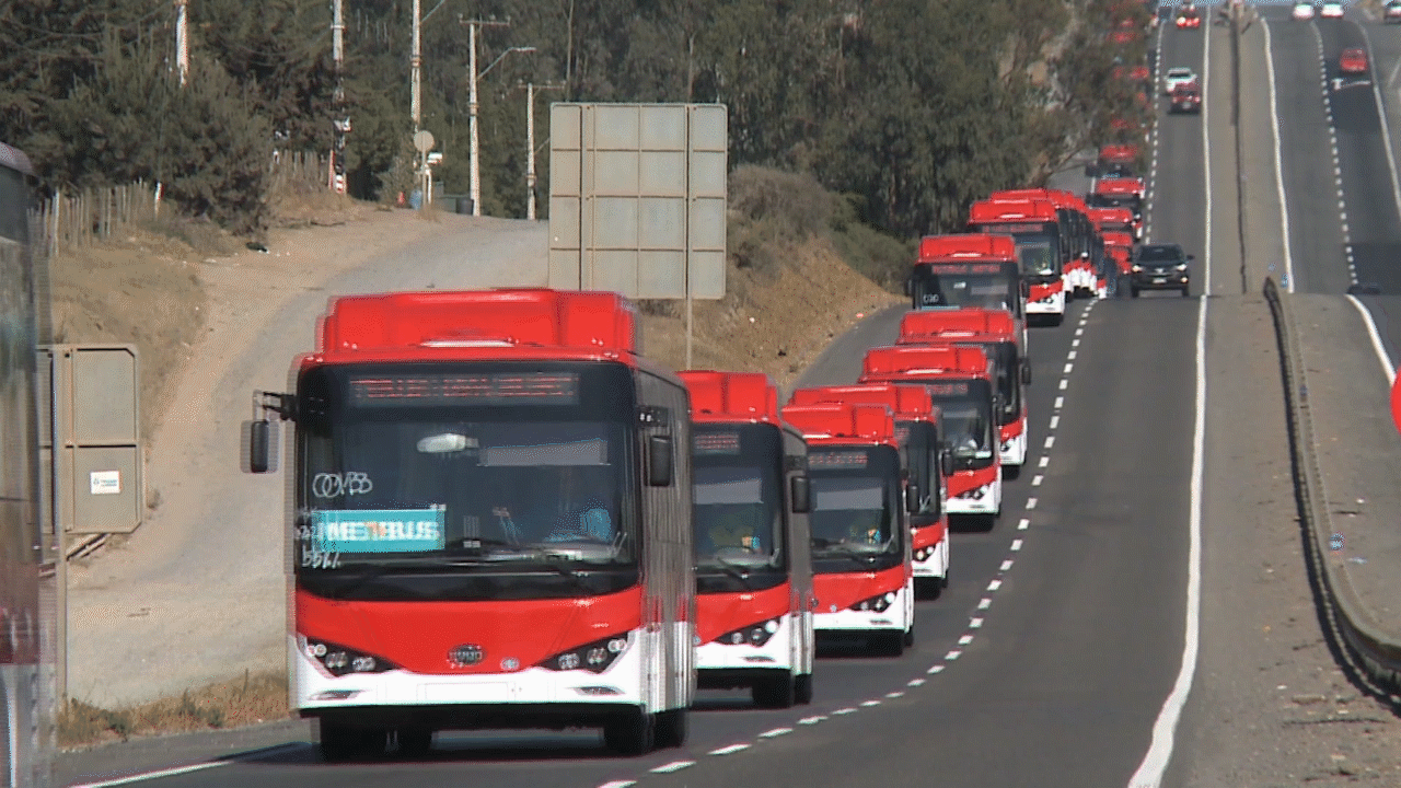 比亞迪100臺純電動大巴車隊行駛在圣地亞哥