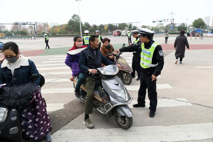 交警在江濱南街與中山北路口對電動車交通違法開展專項整治 交警在江濱南街與中山北路口對電動車交通違法開展專項整治