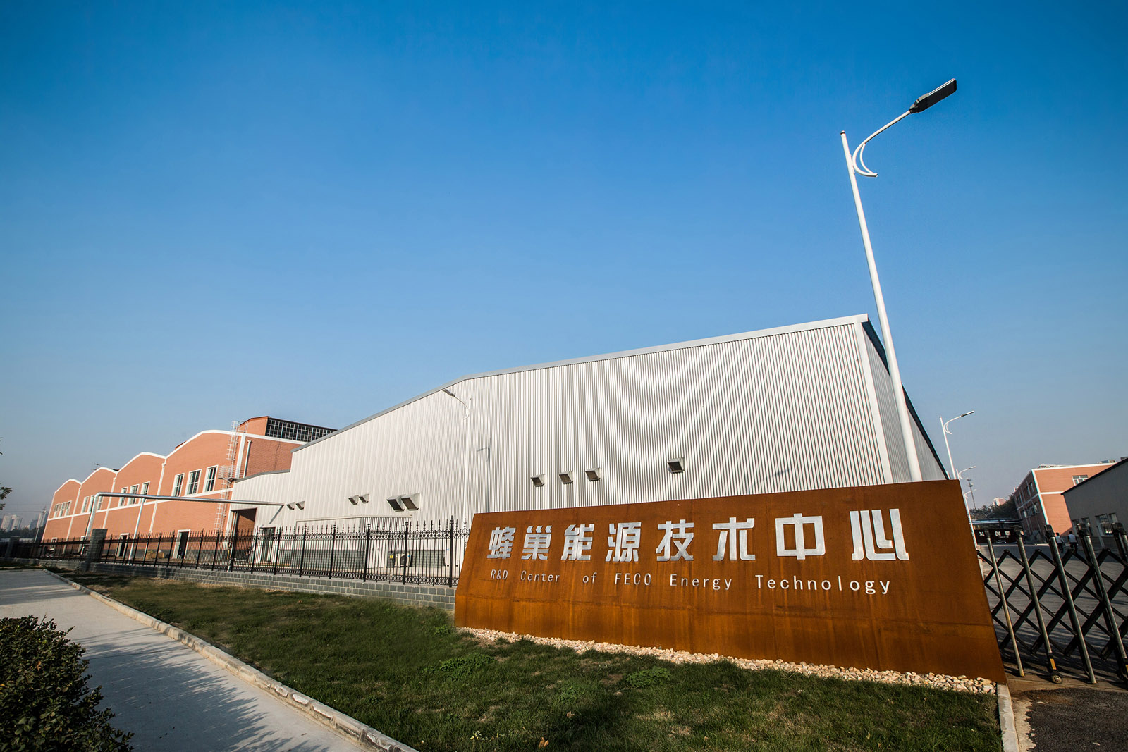 首創(chuàng)方形鋁殼電芯高速疊片工藝 下一個(gè)動力電池“獨(dú)角獸”會是它？
