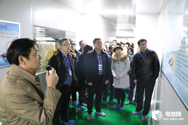 固態電池研討會與會嘉賓參觀隔膜生產企業長園中鋰