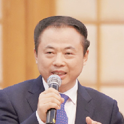 中國能源報：目前，國內的鋰電池回收利用市場處于怎樣的發展水平？ 張天任：2018—2020年，全國累計報廢動力電池將達到12—20萬噸，2025年可能達到35萬噸。但目前，新能源動力鋰電池的再生循環利用還是一個新興領域，整體還處于起步階段。 中國能源報：處于起步階段的市場主要面臨哪些問題？ 張天任：首先，回收體系還不健全。汽車生產企業、電池制造企業、回收企業、再生利用企業之間還沒有建立有效的合作機制，權責不夠清晰；在落實生產者責任延伸制度方面，還需要進一步細化完善相關法律支撐。其次，再生技術還不夠成熟。在拆解環節，由于電池結構、材料體系、封裝規格、電池余能等都沒有統一標準，拆解難度很大，自動化水平也偏低，成本很難降下來；在冶煉環節，有價金屬高效提取的技術也不夠成熟，經濟效益不明顯，甚至出現再生材料的收益低于回收處置成本，成本倒掛，制約了企業的科研投入。最后是激勵機制不夠有力。鋰電池再生利用處于市場培育階段，需要有力的財稅政策予以引導扶持。 中國能源報：如果這些問題不能有效解決，報廢鋰電池回收利用不規范，會帶來哪些問題？ 張天任：報廢鋰電池如果處理不當，隨意丟棄，會對生態環境造成很大危害，例如正極材料中的鈷、鎳等重金屬元素，電解液中的有機物，負極中的碳材料等，都會對水體和土壤造成嚴重污染，特別是重金屬一旦滲入土壤，數十年都難以恢復。 此外，我國的鋰資源現在還嚴重依賴進口，對外依存度超過85%。“中國需求”還推動了電池級碳酸鋰價格的從2015年初的不到5萬元/噸上漲到2017年底的18萬元/噸。報廢動力鋰電池是寶貴資源，將其中的鋰、鈷、鎳等有價金屬回收再生利用，能夠有效降低對外依存度。 中國能源報：對此，您有哪些建議？ 張天任：首先，要加快制訂標準。其中包括管理標準、技術標準和評價標準，如Pack系統拆解的現場工藝規范，電池余量的檢測標準等?？梢怨膭罹哂挟a業優勢的地方編制新能源鋰電池監管、回收、循環利用的規劃和實施方案，先行先試，探索出更符合產業實際、更具可操作性的國家層面的實施方案。 同時，完善財政扶持。加快研究制定財稅優惠、產業基金、積分管理等政策，還要統籌現有的資金專項，對回收體系的建設和再生冶煉的科技攻關等給予資金補貼；還可以確定一批標桿企業和示范項目，優先推薦其申報綠色制造、節能環保等專項資金。 此外，要組織聯合攻關，突破關鍵的共性問題。建議國家通過政策引導和市場化手段相結合的方式，組織產學研聯合攻關，不斷提高工藝裝備水平、金屬提煉技術、節能降耗水平。 最后，要合理布局，避免產能過剩。以“分散回收、集中處置”為原則，鼓勵電池生產企業、整車制造企業、回收處置企業建立產業聯盟，完善回收體系，創新商業模式；鼓勵具有產能和技術優勢的鋰電池制造企業建設再生循環項目，拓展產業鏈；加強規劃，合理布局，避免再生循環項目“一哄而上”造成產能過剩、資源浪費。
