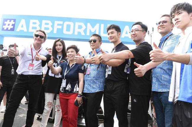 新浪董事長(zhǎng)兼CEO、微博董事長(zhǎng)曹?chē)?guó)偉與多位名人明星共同出席FE三亞站比賽