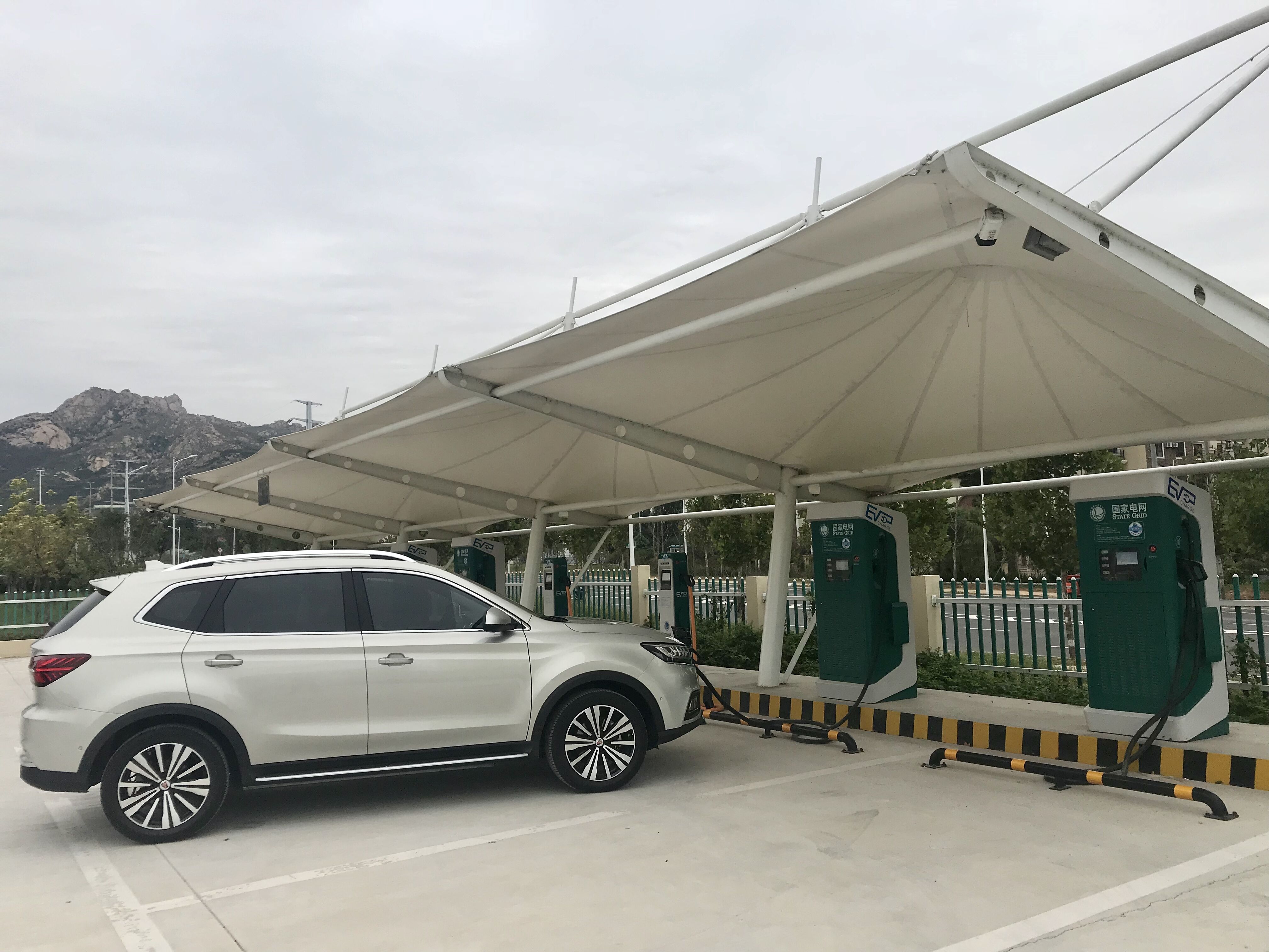 上汽榮威ERX5純電動(dòng)SUV在國網(wǎng)山東青島靈山衛(wèi)充電場(chǎng)充電中