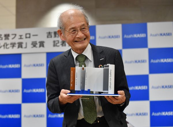 吉野彰出席新聞發布會