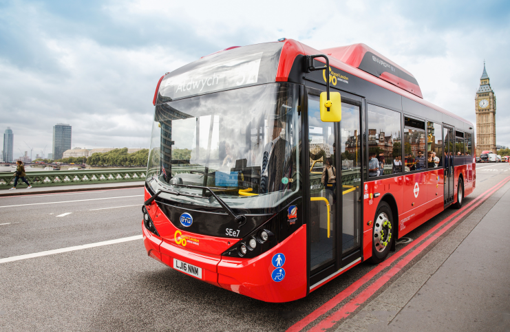 英國(guó)倫敦塔前運(yùn)行的BYD ADL Enviro200EV純電動(dòng)大巴