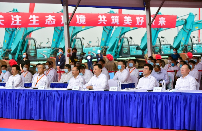 該項目的啟動，標志著中國一汽與豐田汽車新能源戰(zhàn)略全面落地，是一汽豐田堅持科技創(chuàng)新、實現(xiàn)轉(zhuǎn)型跨越式發(fā)展的實踐與努力成果。天津市委常委、濱海新區(qū)區(qū)委書記連茂君，天津市副市長王衛(wèi)東，中國一汽董事長、黨委書記徐留平，中國一汽黨委常委、副總經(jīng)理邱現(xiàn)東，豐田汽車公司執(zhí)行董事、中國本部長上田達郎，以及一汽豐田總經(jīng)理柴川早人，一汽豐田黨委書記、常務副總經(jīng)理黃勇，新聞媒體及經(jīng)銷商、建設(shè)者、一汽豐田員工代表等嘉賓分別通過現(xiàn)場出席和視頻出席的方式，共同見證了一汽豐田新能源分公司項目的正式啟動。    現(xiàn)場出席啟動儀式的領(lǐng)導和嘉賓