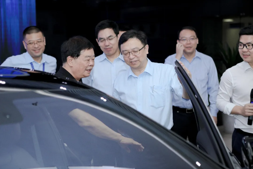 福耀集團(tuán)董事長曹德旺先生體驗(yàn)漢EV