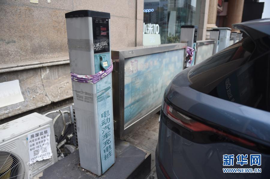 淮南朝陽路供電營業(yè)廳電動汽車充電站拍攝的一個(gè)充電樁