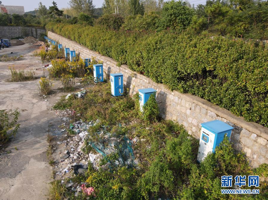 淮南市舜耕山風(fēng)景區(qū)旁的一排充電樁，周邊雜草叢生（無人機(jī)照片）