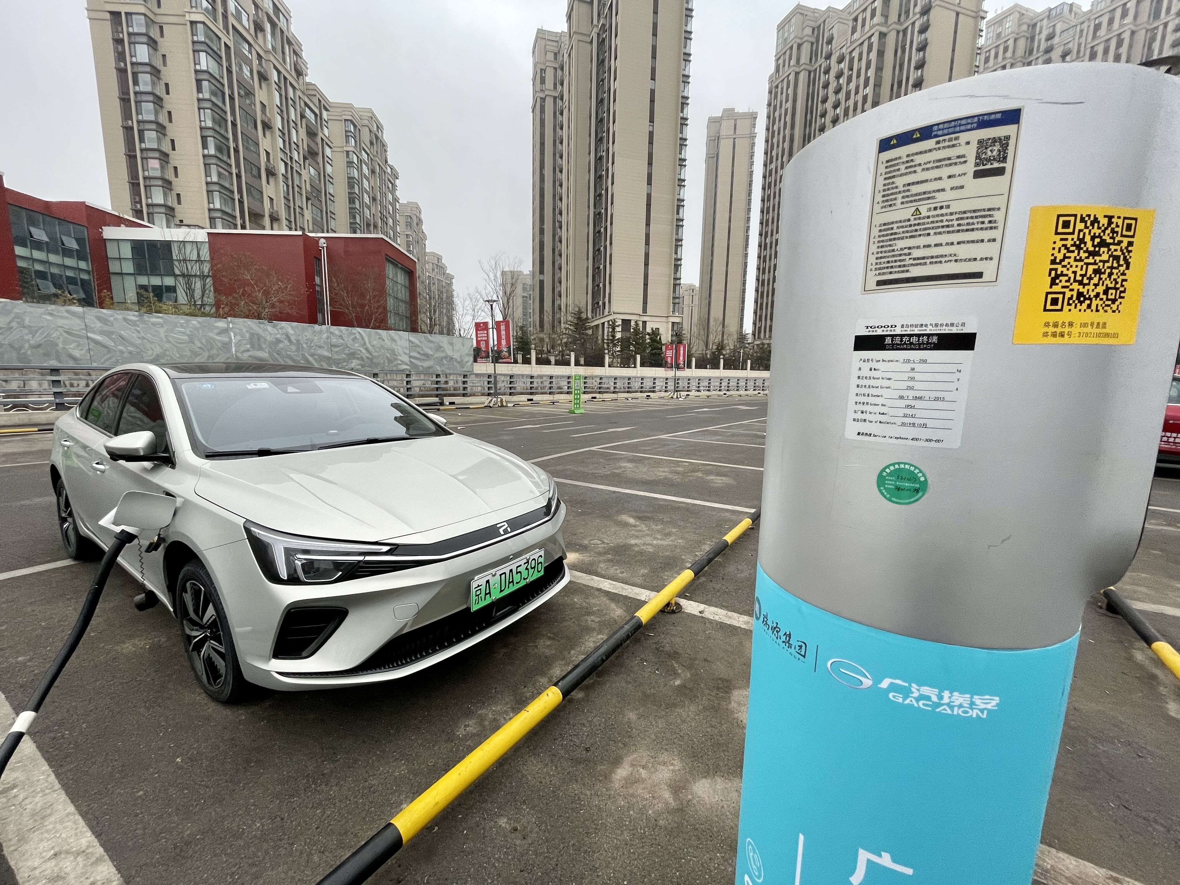 上汽集團(tuán)R電動(dòng)車充電中
