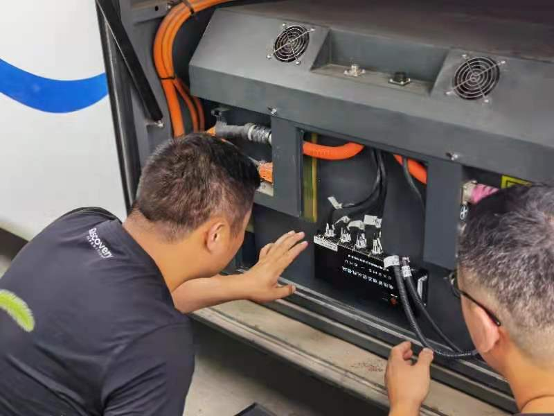 國軒售后人員對電池進(jìn)行檢測