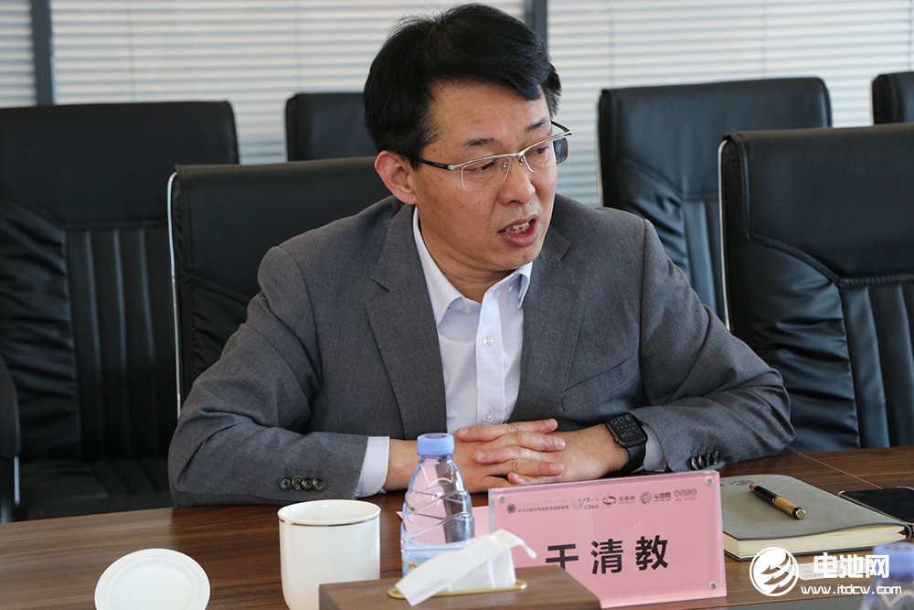 青島市民營經(jīng)濟(jì)發(fā)展局一級(jí)調(diào)研員李中強(qiáng)一行到訪海融網(wǎng)山東總部