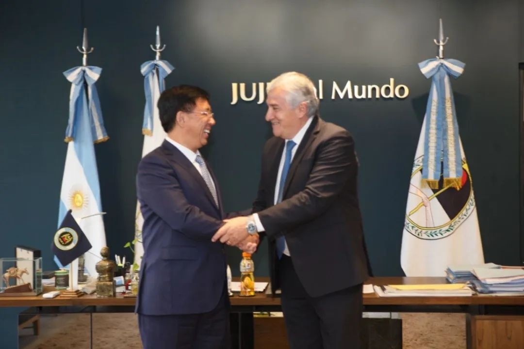 JEMSE總裁菲利普·阿爾博諾茲（Felipe Albornoz）（左）、國軒高科高級副總裁、工研總院院長蔡毅（右）分別代表雙方簽約