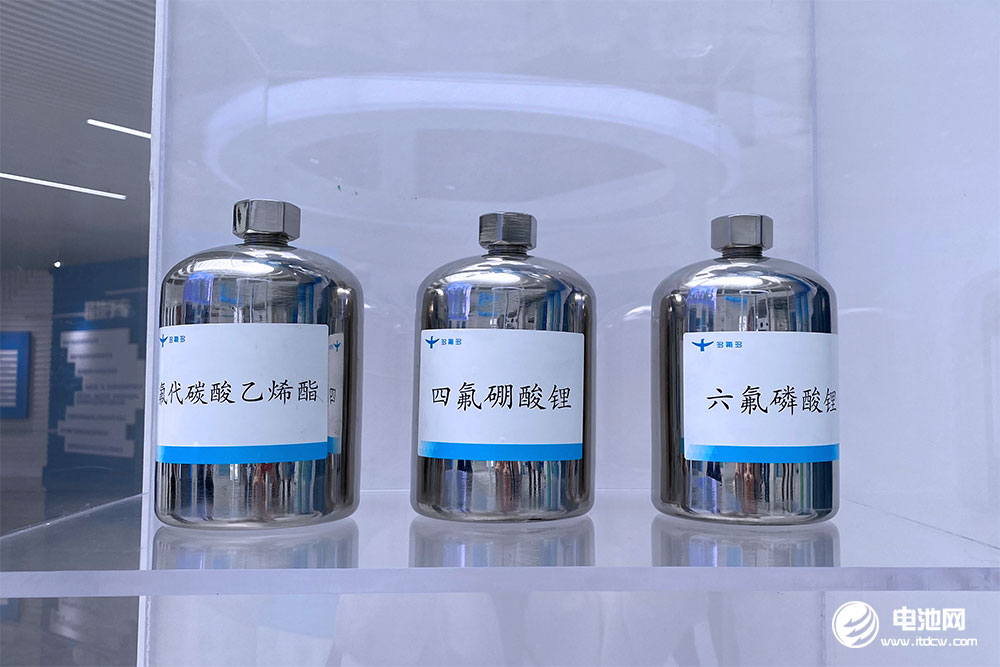 六氟磷酸鋰價格下探至8萬元/噸 跨界企業業績已出現虧損
