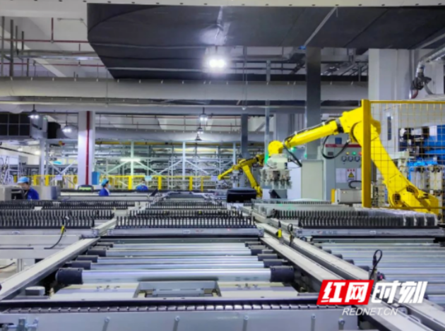 ▲ 寧鄉(xiāng)高新區(qū)長(zhǎng)沙弗迪電池生產(chǎn)車間，配料、涂布、輥壓、疊片、裝配……每條生產(chǎn)線全工序6秒下線一片電池，日產(chǎn)超5萬(wàn)片刀片電池。