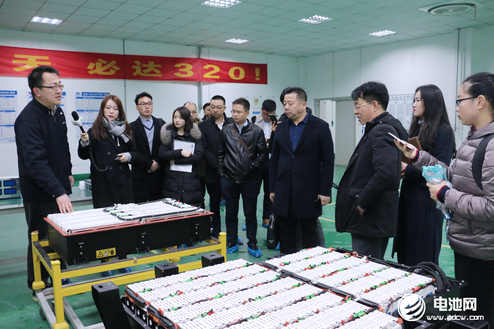 中國鋰電新能源產業(yè)鏈調研團一行參觀南京金龍
