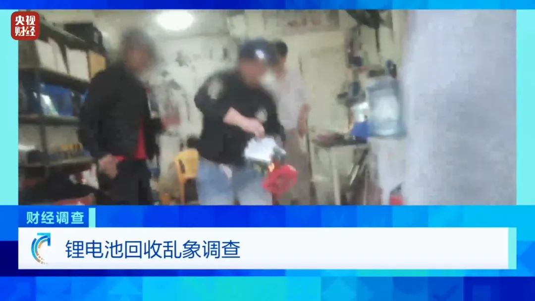 巨大安全隱患！“三無”鋰電池黑作坊，竟藏身居民樓！記者調查現場，突然起火→