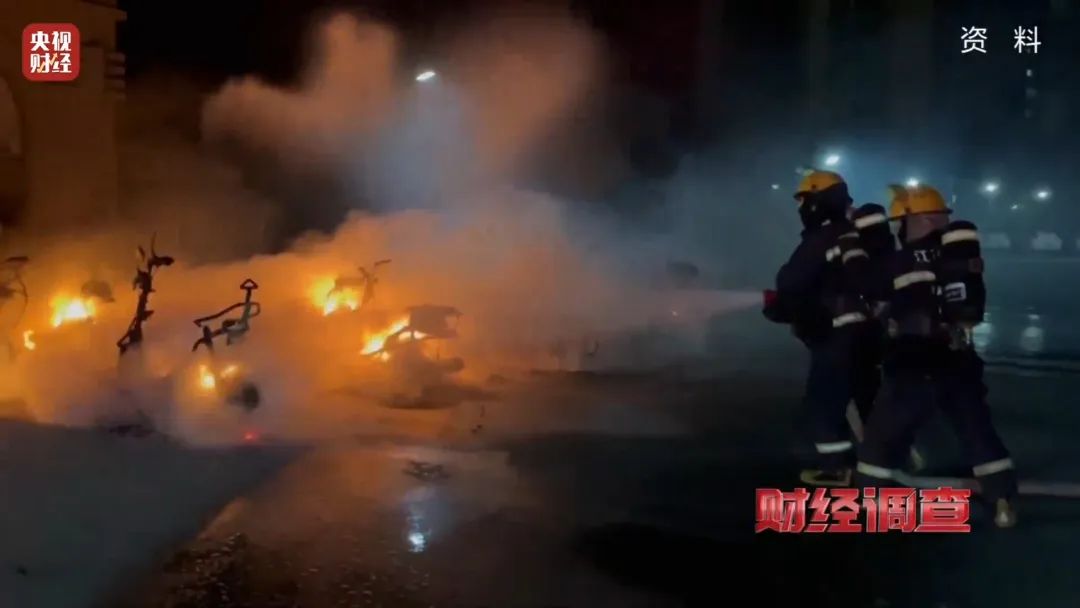 巨大安全隱患！“三無”鋰電池黑作坊，竟藏身居民樓！記者調(diào)查現(xiàn)場，突然起火→