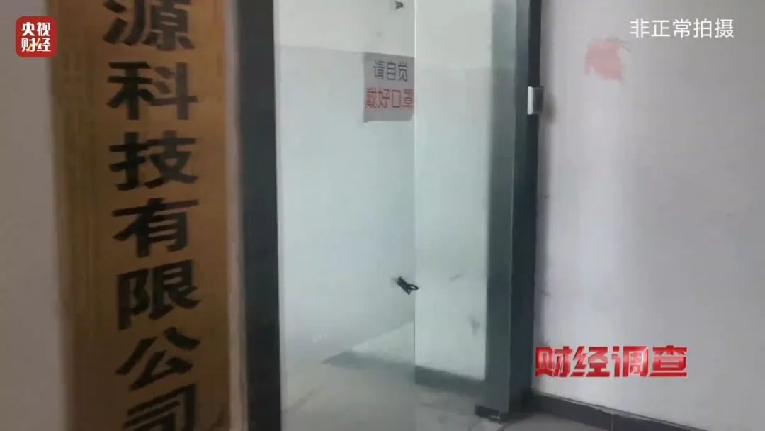 巨大安全隱患！“三無”鋰電池黑作坊，竟藏身居民樓！記者調(diào)查現(xiàn)場，突然起火→