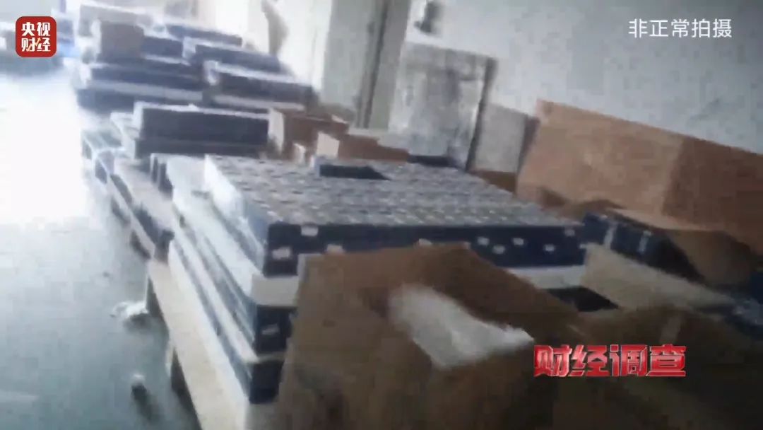 巨大安全隱患！“三無”鋰電池黑作坊，竟藏身居民樓！記者調(diào)查現(xiàn)場，突然起火→