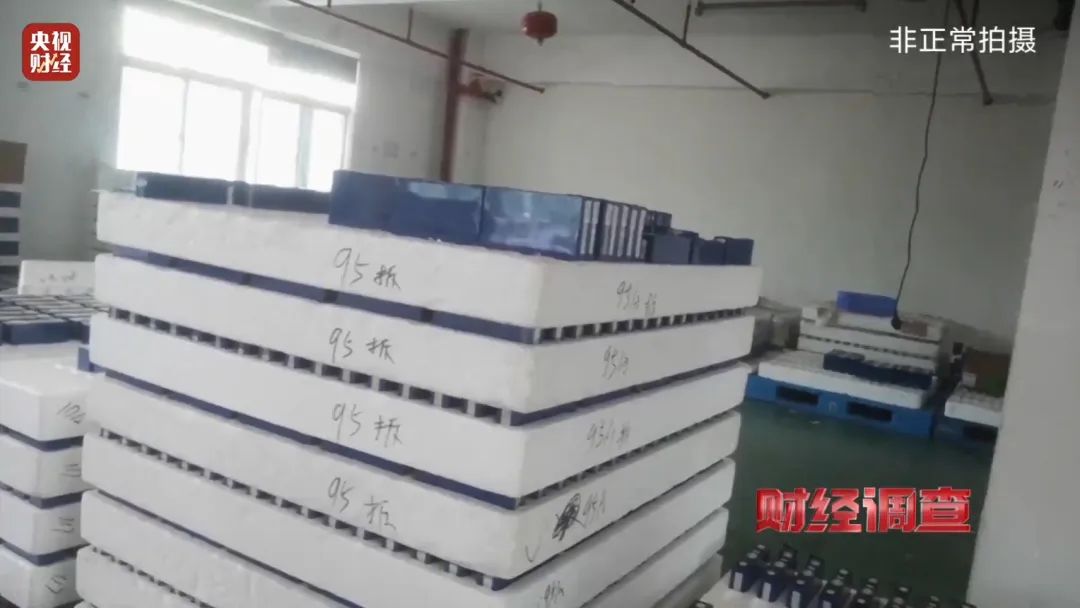 巨大安全隱患！“三無”鋰電池黑作坊，竟藏身居民樓！記者調(diào)查現(xiàn)場，突然起火→