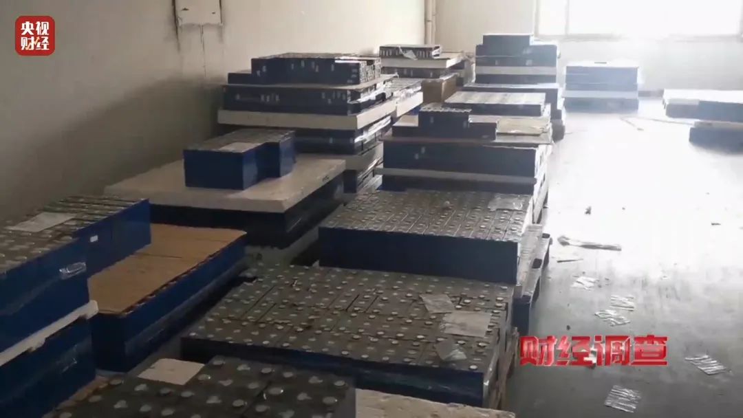 巨大安全隱患！“三無”鋰電池黑作坊，竟藏身居民樓！記者調(diào)查現(xiàn)場，突然起火→