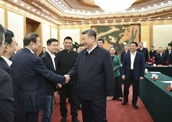 2月17日，中共中央總書記、國家主席、中央軍委主席習近平在京出席民營企業(yè)座談會并發(fā)表重要講話。這是習近平同民營企業(yè)負責人親切交流。 新華社記者 李學仁 攝